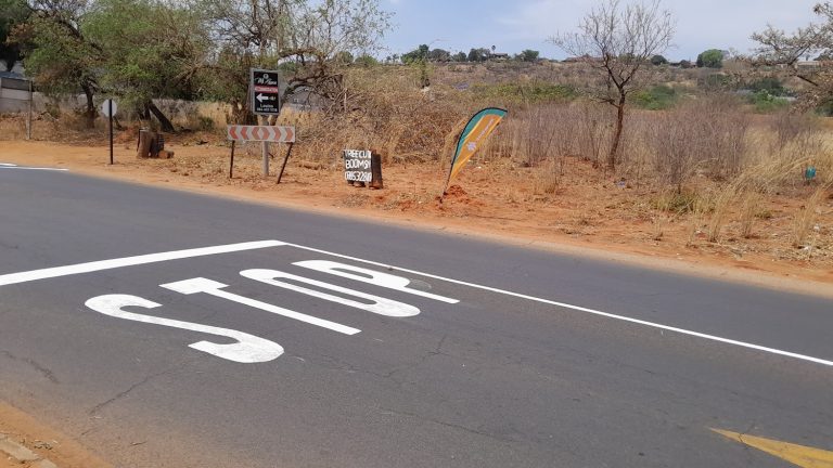 Rustenburg-tak pak nóg padtekens met 130 liter verf