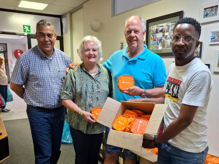 Overstrand-tak ondersteun brandbestryders met noodsaaklikhede tydens brande